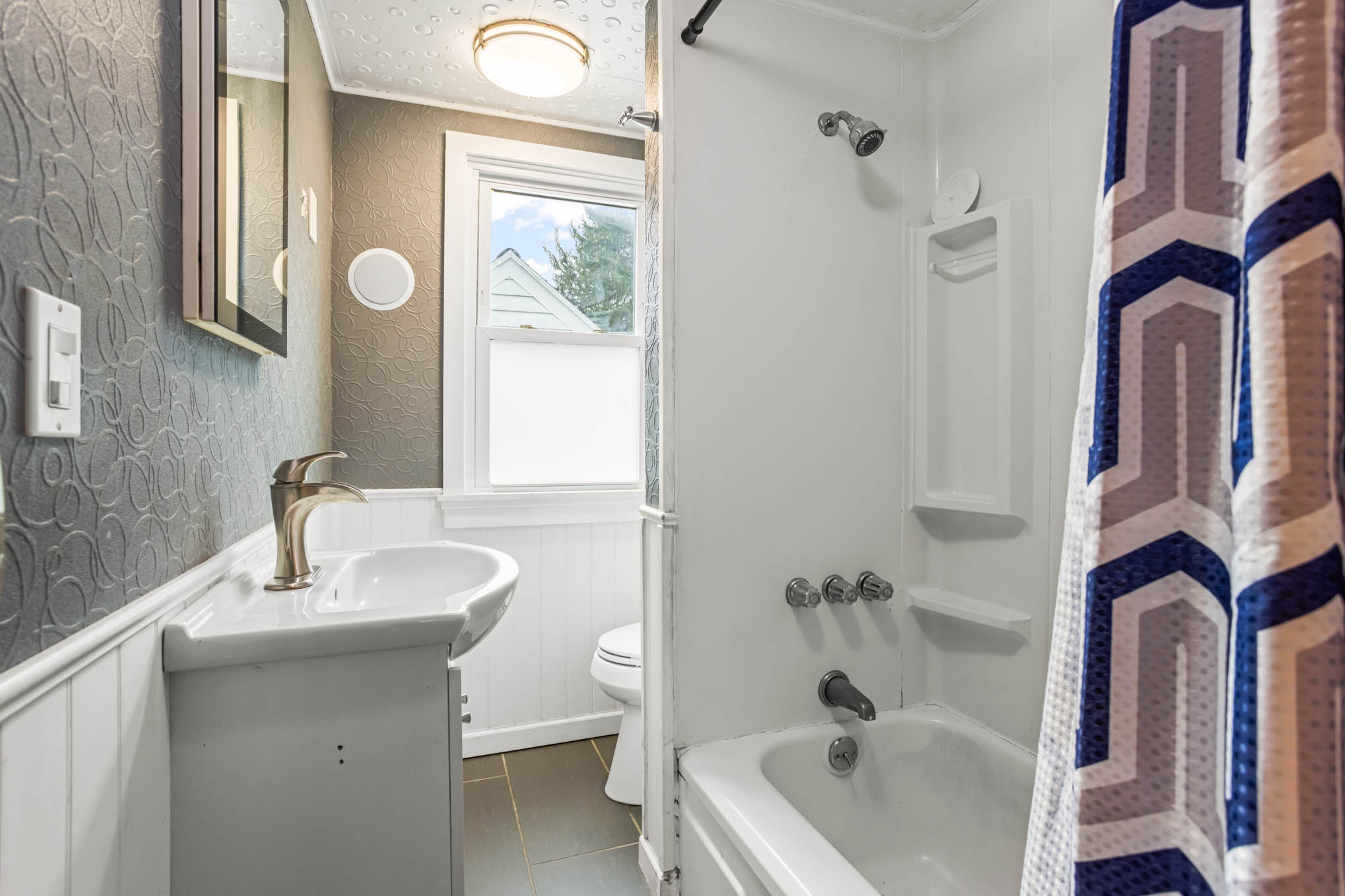 Upstairs full bathroom